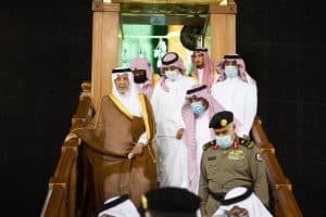 نيابة عن خادم الحرمين.. أمير مكة يتشرف بغسل الكعبة المشرفة