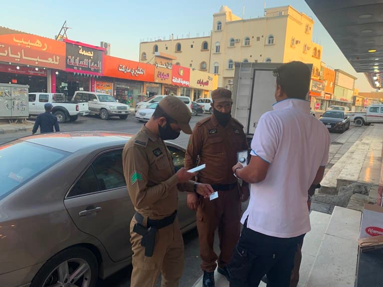 رافقتها (الجزيرة أونلاين).. شرطة الجوف تتابع ميدانياً الالتزام بالإجراءات الوقائية