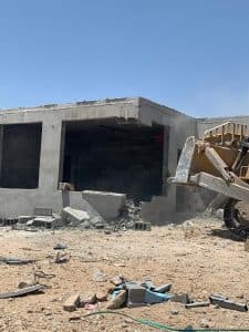 بلدية بلقرن تزيل تعديات على أراضٍ حكومية بمساحة ٣٠ الف م2 بمركز عفراء
