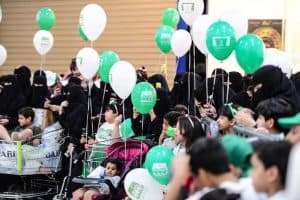 وزعت 10 آلاف هدية..بلدية عنيزة تزين الميادين بـ 3 آلاف علم للمملكة احتفاءً بيوم الوطن