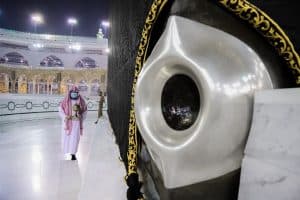 السديس يشارك في أعمال الصيانة الدورية لكسوة الكعبة.. ويتفقد إدارتي التطهير والوقاية البيئية
