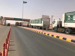 عبور 13 شاحنة من مركز الملك سلمان للإغاثة متوجهة إلى اليمن