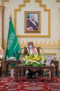 أمير القصيم يؤكد أهمية سرد تاريخ البلاد على الأبناء لغرس الإخلاص لها