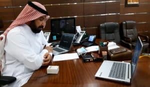 مدير تعليم عنيزة يشارك المعلمين والطلاب دروسهم عبر “مدرستي”