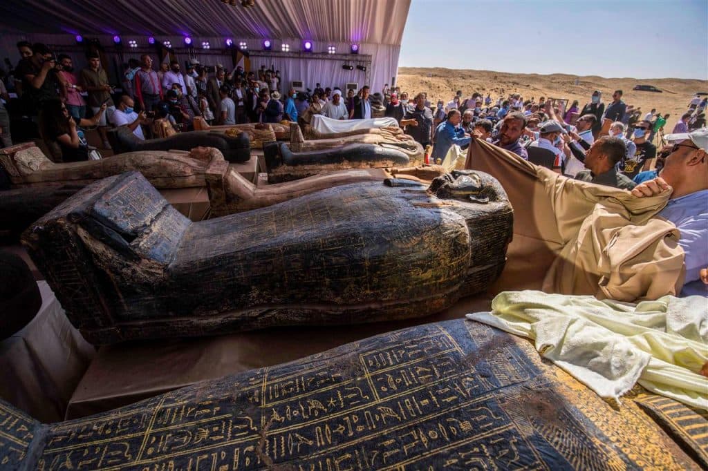اكتشاف 59 تابوتا خشبيا عمرها أكثر من 2500 عاما غرب القاهرة