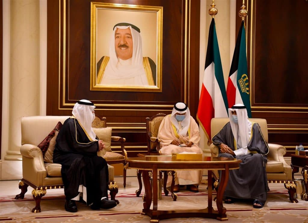 أمير الكويت يستقبل عدداً من الأمراء المعزين في وفاة الشيخ صباح