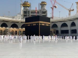ضيوف الرحمن يواصلون التوافد على المسجد الحرام لأداء العمرة