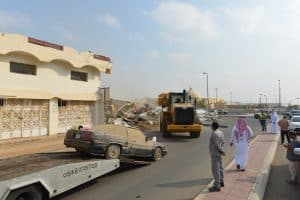 إزالة المباني الآيلة للسقوط بحي النزهة في جدة
