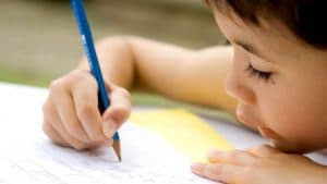 الكتابة اليدوية تجعل الأطفال أكثر ذكاء