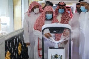 السديس يُطلق الروبوت الذكي للتعقيم والوقاية بالحرمين