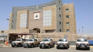 القبض على معذب طفلته بعد تقييدها