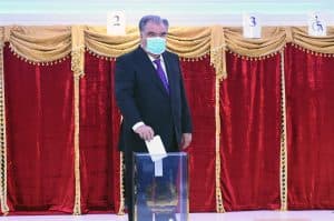الرئيس الطاجيكي يفوز بولاية جديدة