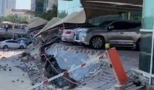 إنقاذ شخصين من انهيار جزئي لسقف مواقف بمجمع تجاري في الخبر