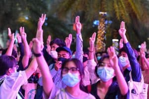 الأصابع الـ3.. قصة بدأت بالشكر وانتهت بالثورة في تايلاند