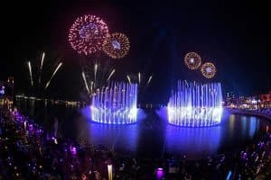 افتتاح أكبر نافورة مياه بالعالم في دبي