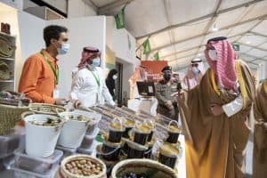 نائب أمير المدينة المنورة يتفقد سوق التمور بمهرجان (تمورها بركة)