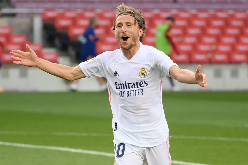 ريال مدريد يستعيد توازنه بثلاثية في أرض غريمه برشلونة