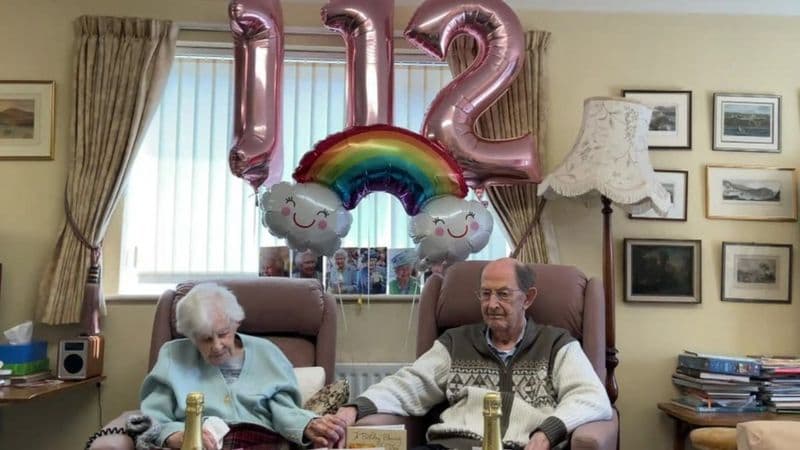رفضت بطاقة تهنئة من الملكة في عيدها الـ 100؛ وفاة أكبر معمرة بريطانية عن 112عام
