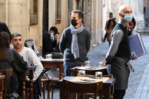 الغضب يتصاعد في إيطاليا وأنحاء أوروبا إزاء تدابير مكافحة كوفيد-19