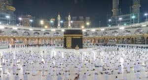 صلاة الفجر بالحرم المكي مع بدء المرحلة الثالثة للعمرة