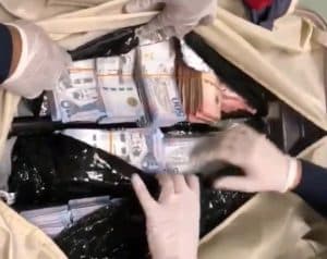 إحباط تهريب 2.9 مليون داخل حقائب سفر بمطار الملك خالد