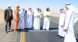 النقل تختبر خلطات أسفلتية حديثة على الطرق