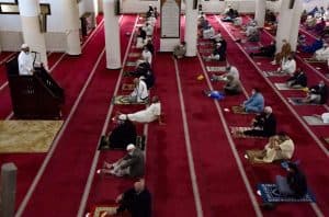استئناف صلاة الجمعة في الجزائر بعد تعليقها ثمانية أشهر