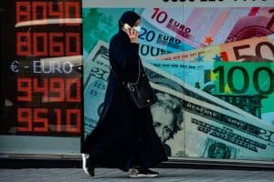 تحسن طفيف لليرة التركية بعد استقالة صهر أردوغان