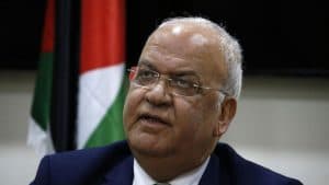 وفاة كبير المفاوضين الفلسطينيين صائب عريقات