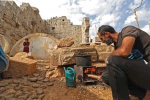 نازحون يسكنون موقعاً أثرياً بدل المخيمات المكتظة