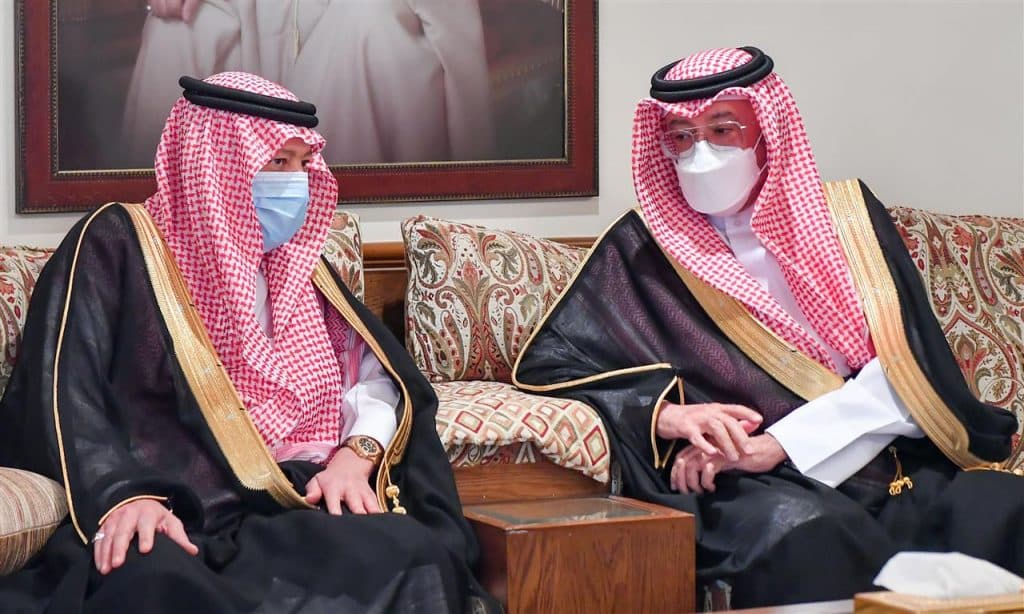 نائب وزير الخارجية يزور سفارة البحرين لتقديم العزاء في وفاة الأمير خليفة