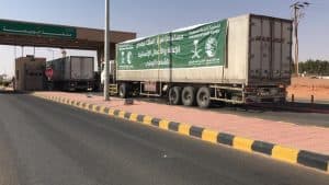 عبور 7 شاحنات مقدمة من مركز الملك سلمان منفذ الوديعة متوجهة إلى لحج وتعز