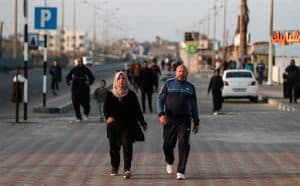 أهالي غزة يلجؤون للمشي للتخلص من التوتر الناجم عن كورونا