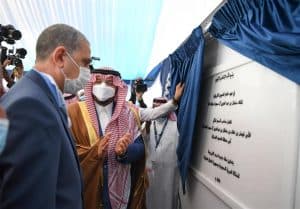 أمير الحدود الشمالية يدشن مشروع تسليم مركز الملك سلمان للإغاثة المساعدات الطبية للعراق