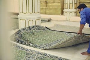 50 سجادة فاخرة تغطي الروضة الشريفة