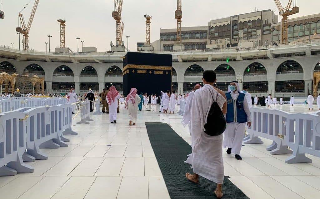 شؤون الحرمين تكثف جهودها لإزالة آثار الأمطار