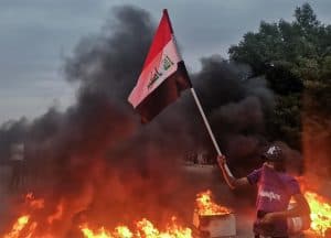 مقتل 6 متظاهرين عراقيين بعد هجوم لأنصار الصدر عليهم