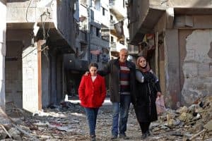 نازحون من مخيم اليرموك في دمشق يأملون بعودة قريبة إلى منازلهم