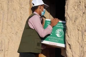 مركز الملك سلمان يوزع أكثر من 64 طنًا سلالاً غذائية في السوم بحضرموت