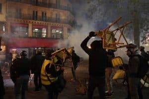 مثول 4 شرطيين فرنسيين أمام قاض بتهمة ضرب رجل أسود