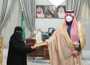 أمير الحدود الشمالية يكّرم دكتورة بادرت في علاج أسنان الأطفال مجانًا