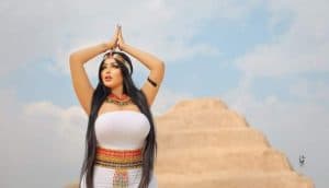 مصر: اعتقال مصوّر التقط صوراً “غير لائقة” لراقصة في الأهرامات