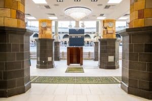 تغيير ٤٠٠٠ قطعة رخام بالمسجد الحرام