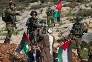 إسرائيل تحول إلى الفلطسينيين مليار دولار من أموال الضرائب