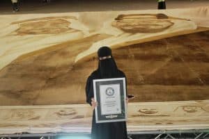 لوحة فنية باستخدام القهوة تدخل فنانة سعودية موسوعة غينيس
