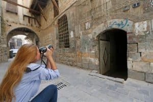 شابة تصوّر منازل دمشقية تقليدية لتوثيق هويتها وهندستها