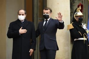 الرئيس المصري يؤكد من باريس أهمية التصدي لقوى إقليمية تدعم الإرهاب