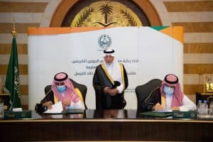 أمير مكة يشهد توقيع مذكرات تعاون لمنح المستفيدين من الضمان منافذ بيع بجدة