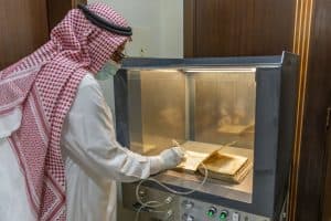 تعقيم 100 كتاب ومخطوطة بمكتبة الحرم المكي كل 8 ساعات