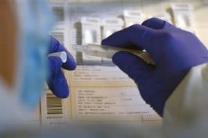 ممرضة في نيويورك تتلقى أول لقاح مضاد لكورونا في أمريكا
